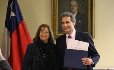 La presidenta de la Academia y profesora de la FCFM, María Teresa Ruiz, hizo entrega de la distinción.