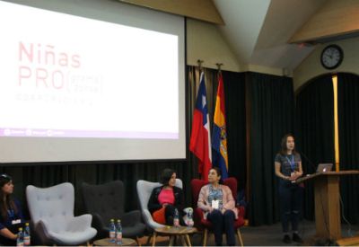 Las alumnas Florencia Miranda y Valentina Urzúa participaron en el panel ¿Iniciativas de género para escolares¿, donde presentaron el Taller de Niñas Pro(gramadoras).