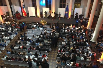 Como es tradicional, la Medalla Doctoral se entrega a todas y todos los graduados de Doctor, a lo largo de toda la Universidad de Chile, en una única ceremonia.