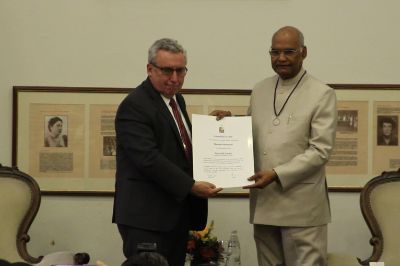 Después del encuentro, el Presidente de India dio la charla "Mahatma Gandhi y su legado: a 150 años de su natalicio" y recibió la Medalla Rectoral de la U. de Chile.