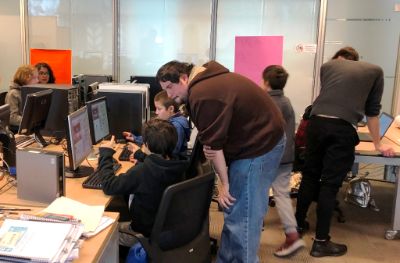El objetivo de estos talleres es aprender nociones básicas sobre ciencias de la computación y crear juegos e historias animadas a través de la programación.