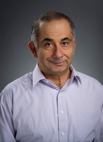 El Prof. Néstor Becerra-Yoma trabaja con técnicas de inteligencia artificial para el seguimiento de la población de riesgo.
