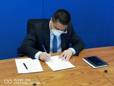 El CEO de Huawei Chile, David Dou Yong, firmando el MOU.