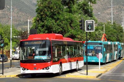 De acuerdo al estudio, los tramos realizados en bus eléctrico de alto estándar gatillan emociones positivas, mientras que el uso de buses convencionales produce el efecto contrario.