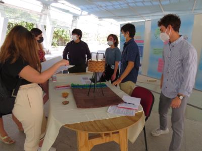 Estudiantes mostrando su proyecto que medirá condiciones de la tierra