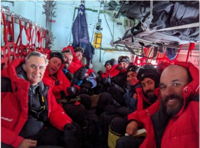 Los profesores René Garreaud y Patricio Rojo, junto a las y los integrantes de la Expedición Científica Antártica, ECA 58.