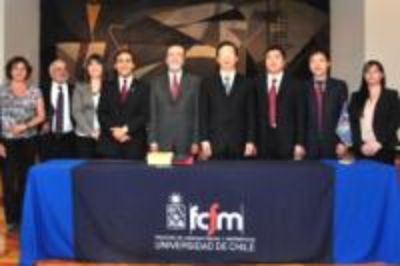 Representantes de la Universidad de Chile y la Universidad de Beihang en ceremonia de firma de acuerdo de cooperación