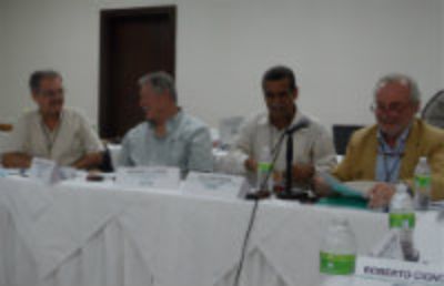 De izq. a der.: el Co-Chair saliente Juan Pedro Laclette , el Dr. Mike Clegg, el Presidente de la Academia de Ciencias de Rep. Dominicana Milcíades Mejía y el Dr. Juan A. Asenjo