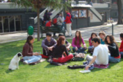 Cabe recordar que el Programa de Ingreso Prioritario de Equidad de Género (PEG) sólo asegura cupos a la Escuela de Ingeniería y Ciencias de la Universidad de Chile y no su financiamiento.
