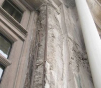 Diversos daños en la fachada