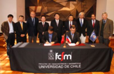 Director General de NAOC, Dr. Jun Yan, y Prorrector (s) de la U. de Chile, Patricio Aceituno, firman el acuerdo