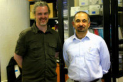 Los académicos Simon King y Néstor Becerra, quienes se conocieron cursando su Ph.D en la Universidad de Edimburgo