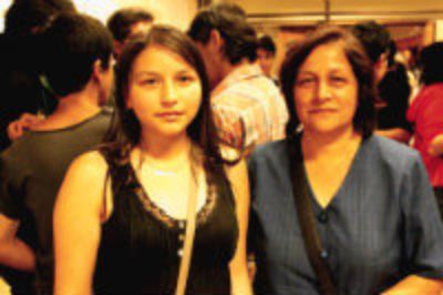 Araceli Queirolo Córdova junto a su madre, quienes viajaron desde San Carlos para recibir la Beca Universidad de Chile. 