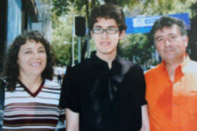 José Enrique González Pincheira, triple puntaje nacional, junto a sus padres. 