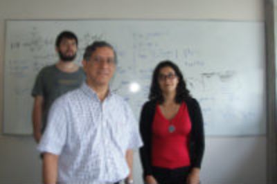 El investigador del CMM, Jorge Amaya, y parte del equipo, Paula Uribe y Pablo Orellana.
