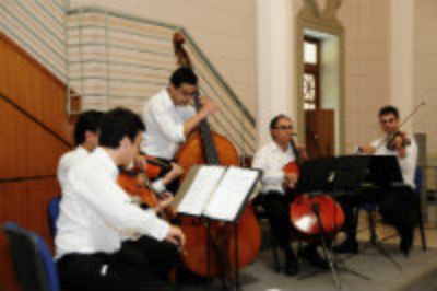 La Orquesta Sinfónica de la Universidad de Chile también se hizo presente y deleitó a los asistentes con sus instrumentos de cuerdas.  