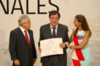 El académico de la FCFM junto a Sebastián Piñera y la Ministra de Educación, Carolina Schmidt. 
