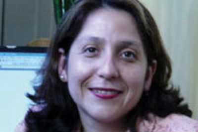 La profesora María Elena Lienqueo, Directora del Departamento de Ingeniería Química y Biotecnología de la FCFM.