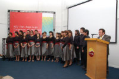 El coro de la Universidad de Chile entonó el himno de la Casa de Bello al comienzo de la ceremonia de inauguración. 