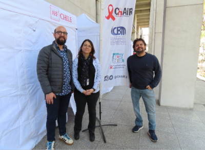 La doctora Claudia Cortés, junto al doctor Fernando Valiente y el doctor Ricardo Soto, miembros del CHAIR. 