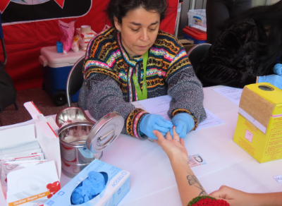 Los colaboradores de la fundación AHF Chile toman el test rápido de detección de VIH, de forma segura, gratuita y totalmente confidencial. 