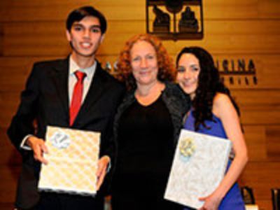 La profesora Mariangela Maggiolo entregó los premios a los mejores titulados, Sebastián Gallegos y Macarena Vidal.