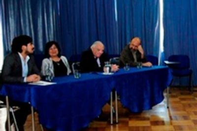 Los panelistas del encuentro fueron los doctores Juan Villagra, Rubén Dueñas y Rodolfo Armas Merino, además de la ex funcionaria Cristina Tapia.