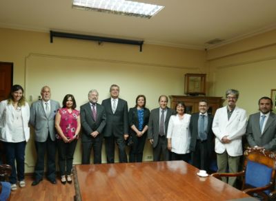 La delegación de la Universidad de Talca junto a las autoridades de la Facultad de Medicina de la Universidad de Chile