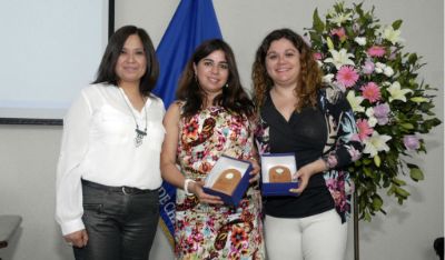 La profesora Verónica Aliaga distinguió los 10 años de servicio de las profesoras Claudia Arancibia y María Angélica Fernández. 