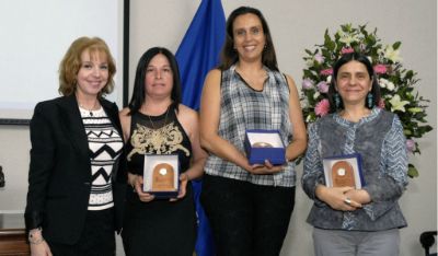 La profesora Verónica Aliaga distinguió los 10 años de servicio de las profesoras Claudia Arancibia y María Angélica Fernández. 