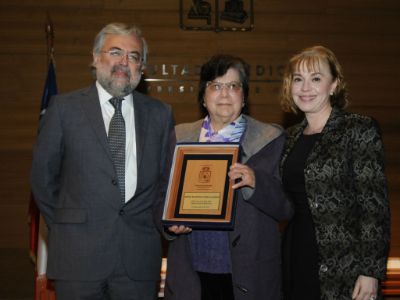 Doctor Manuel Kukuljan junto a las profesoras María Mercedes Pavez y Virginia Varela. 