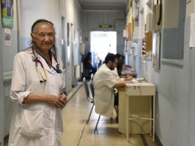La doctora Elba Wu lleva más de 50 años en la Universidad de Chile y en el Hospital San Juan de Dios