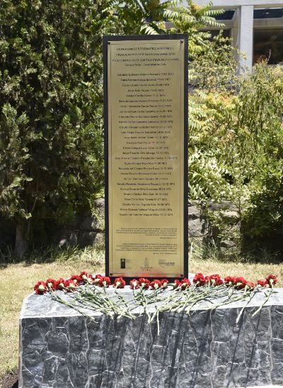 El memorial consigna los nombres de 28 personas de la comunidad del Campus Norte de la U. de Chile desaparecidas y ejecutadas políticas durante la dictadura. 