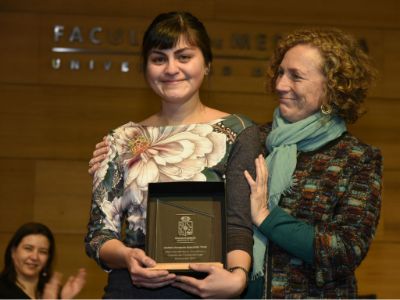 La profesora Mariangela Maggiolo entregó el premio de mejor rendimiento académico a la fonoaudióloga Javiera Bascuñán. 