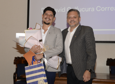 El doctor David Calfucura recibió el premio al mejor compañero de manos del doctor Marcelo Vásquez, subdirector del Departamento de Atención Primaria y Salud Familiar