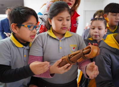 El taller fue organizado en estaciones donde los y las estudiantes pudieron conocer distintas variedades de algas encontradas en el país y sus beneficios nutricionales y en la salud