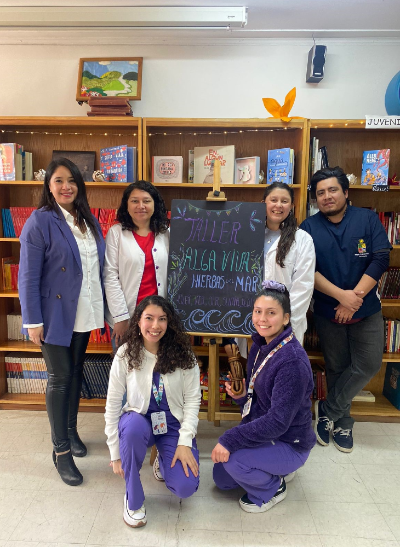 Profesora Paulina Larrondo y la profesora Paola Cáceres, subdirectora de la Escuela de Nutrición, junto a la estudiante del Programa de Doctorado en Nutrición y Alimentos Carla Morales; el ayudante de Enfermería Felipe Valenzuela, y las alumnas de Nutrición Nayel Aldea y Lidia Navea. 