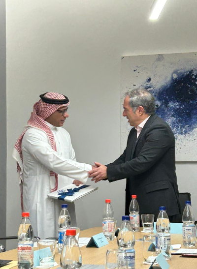 El decano de la Facultad de Medicina, doctor Miguel O?Ryan, hizo entrega de un presente en nombre de la institución al embajador de Arabia Saudita en Chile, Khalid Al Salloom. 
