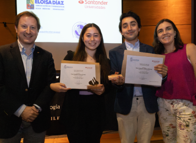 Benjamín Barros, de Banco Santander; Camila Pedraza y Martín Cárdenas, estudiantes de la Facultad de Medicina que recibieron la Beca Santanter 2024, y la doctora Lorena Tapia, directora de Extensión de nuestro plantel. 