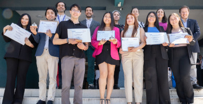 Los becarios 2024 de la Beca de Movilidad Internacional de Banco Santander pertenecientes al Campus Eloísa Díaz, junto a autoridades de sus facultades. 