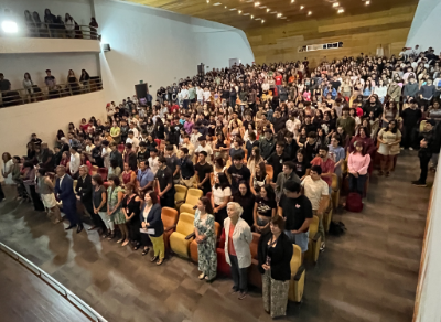 A salón lleno se realizó la bienvenida de la generación 2024 de la Facultad de Medicina. 