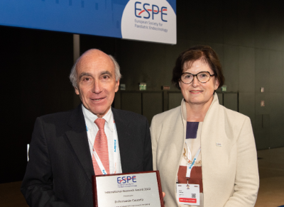 El doctor Fernando Cassorla recibió su premio de manos de la doctora Anita Hokken-Koelega, secretaria general de la ESPE
