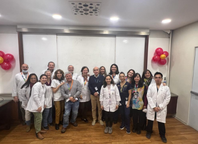 El doctor Cassorla junto al equipo del Servicio de Pediatría del Hospital San Borja Arriarán y del IDIMI, en la celebración de su nominación como Maestro de la Pediatría 2023. 