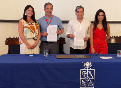 Paulina Larrondo, doctor Miguel O'Ryan, alcalde Gonzalo Durán y Natalia Sánchez al momento de la firma de convenio. 