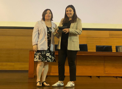 La profesora Marcela Díaz entregó un reconocimiento a la profesora Paulina Matus, que cumplió cinco años como miembro del Departamento de Fonoaudiología. 