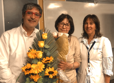 El doctor Rodolfo Villena, director del Departamento de Pediatría y Cirugía Infantil Sur, y la doctora Anahí Yizmeyian, hicieron entrega de arreglos florales a la doctora Carmen Salgado. 