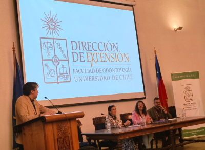 El conversatorio "Extensión en Campus Eloísa Díaz" fue moderado por el profesor Álcaro Besoaín e integrado por las directoras de Extensión de la Facultad de Medicina, dra. Lorena Tapia, y Marcela Farías, de la Facultad de Odontología, junto al subdirector de Extensión de la Facultad de Ciencias Químicas y Farmacéuticas, Richard Solís. 