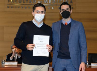 El profesor Pablo Quiroga hizo entrega de un diploma recordatorio de Francisco Miranda, estudiante de la promoción lamentablemente fallecido, a su hermano, Felipe Miranda. 