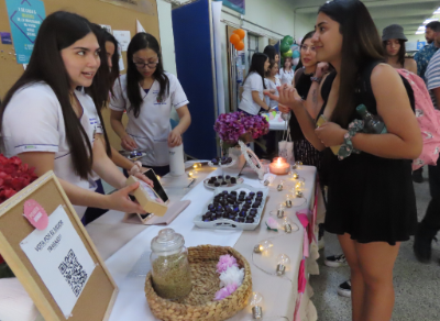 Los asistentes degustaron los nuevos alimentos ofrecidos por los estudiantes de Bromatología