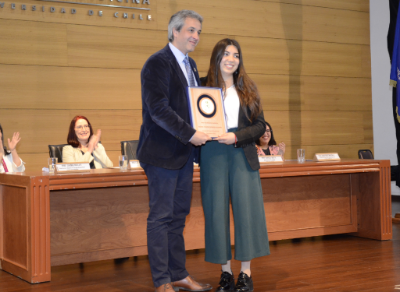 Por su rendimiento académico fue destacada la terapeuta ocupacional Navira Espinoza, quien recibió su premio de manos del vicedecano, doctor Juan Pablo Torres. 